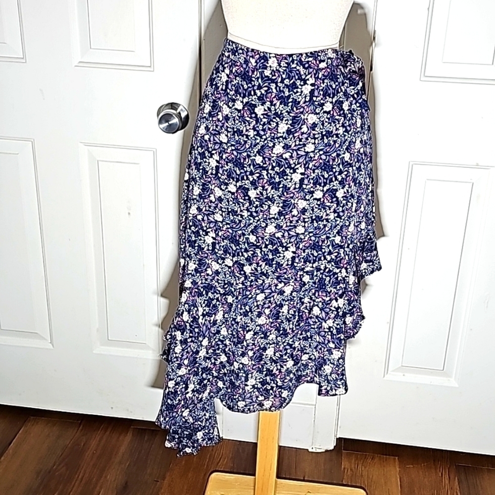 Lulus‎ layered skirt Y2k size medium. Dark floral print. Cottagecore,  fairycore
